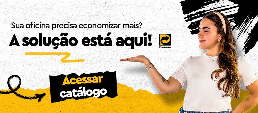 Uma mulher aponta para o texto que diz que a solução para sua oficina economizar energia está na Pressure.